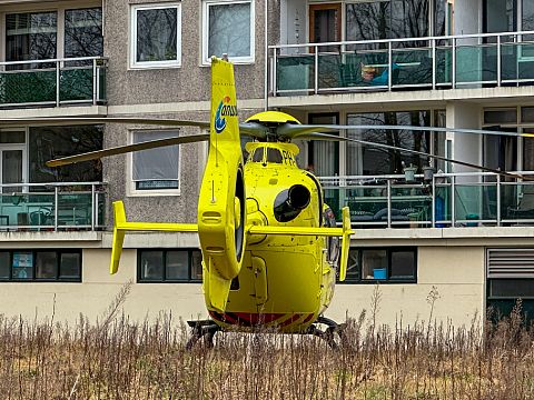 Traumahelikopter trotseert harde wind voor inzet in Vlaardingen