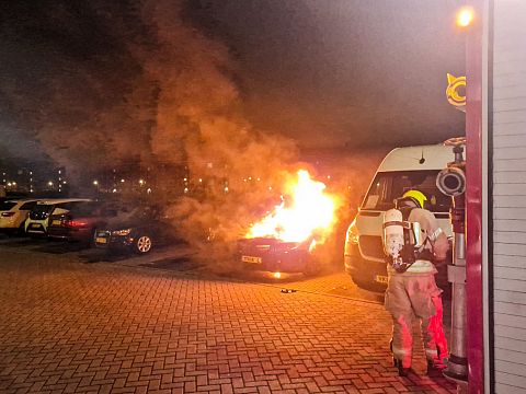 Auto in brand na explosie in Vlaardingen