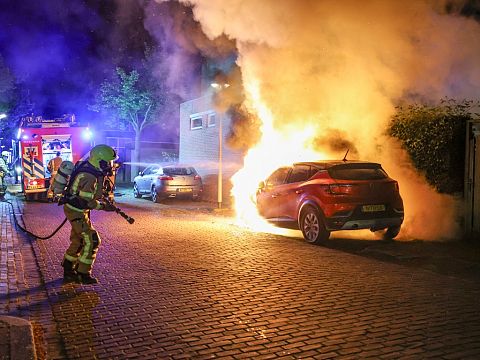 Auto volledig uitgebrand in de Eleonorastraat