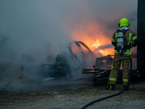 Auto's en bootje uitgebrand in Vlaardingen