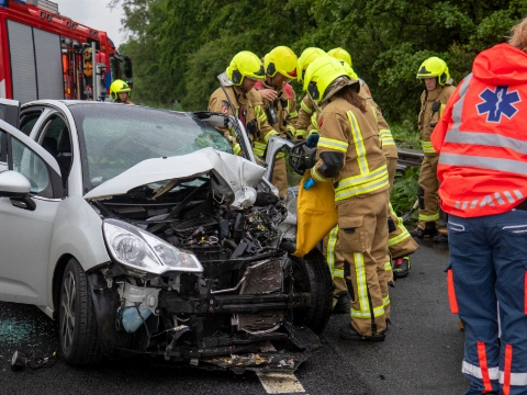 Auto knalt op pijlwagen A20
