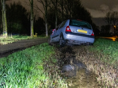 Groot alarm voor auto in greppel