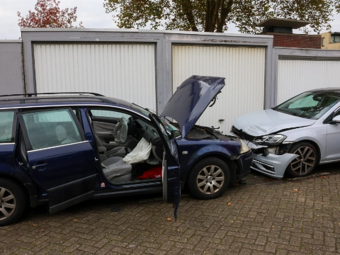 Automobilist botst tegen geparkeerde auto