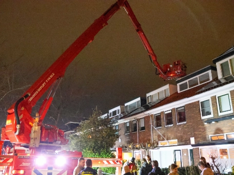 Hoogwerker brandweer ingezet bij schoorsteenbrand