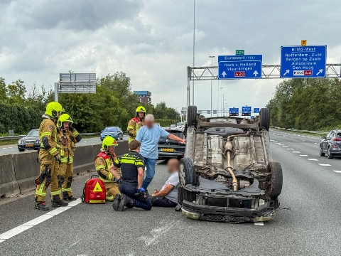 Auto over de kop op de A20