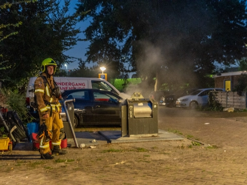 Brandweer laat brandende container vollopen met water