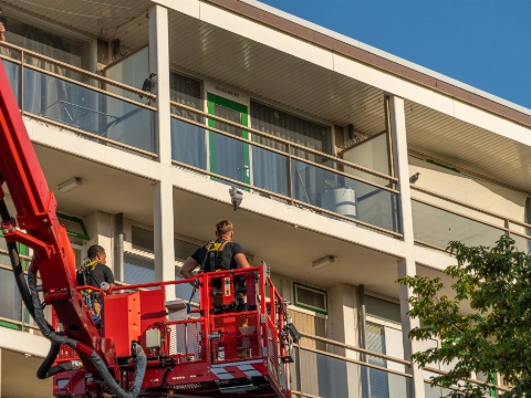 Duif zit klem, brandweer schiet te hulp