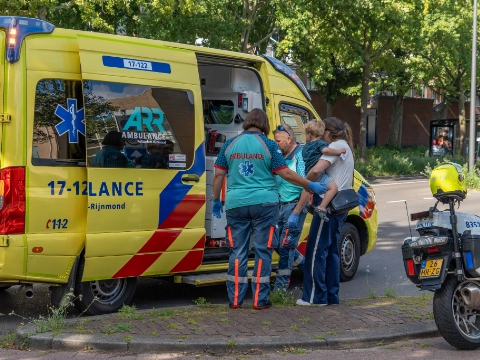 Fietster met kind achterop aangereden door auto