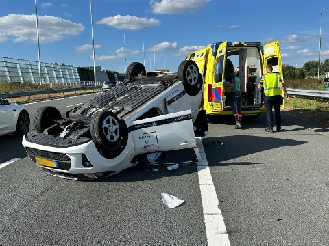 Auto belandt op dak na aanrijding op A4