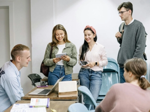 Ontdek hoe je eenvoudig werk vindt in het onderwijs