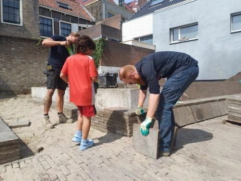 'Tegelwippen' levert groen pleintje op