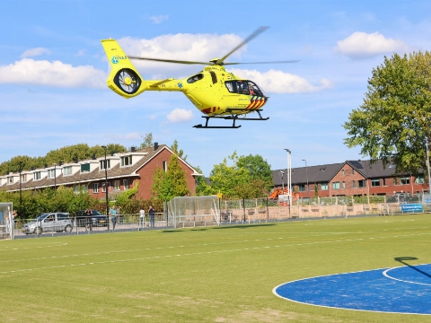 Traumahelikopter vliegt uit voor medische noodsituatie in woning