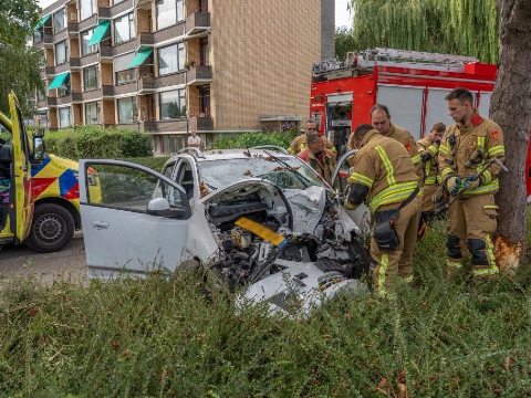 Man in gestolen auto crasht tijdens achtervolging politie