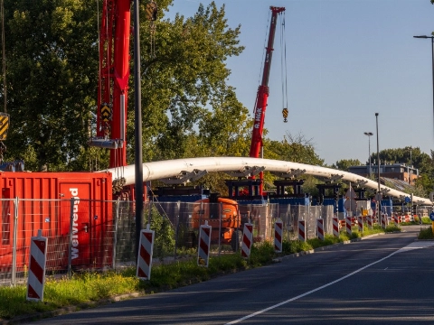 Precisiewerk: Meterslange buis wordt grond ingetrokken