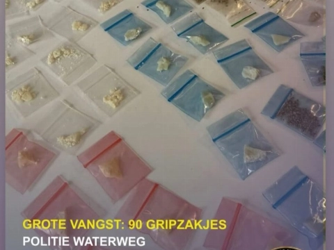 Politie houdt drugsdealer aan met 90 gripzakjes