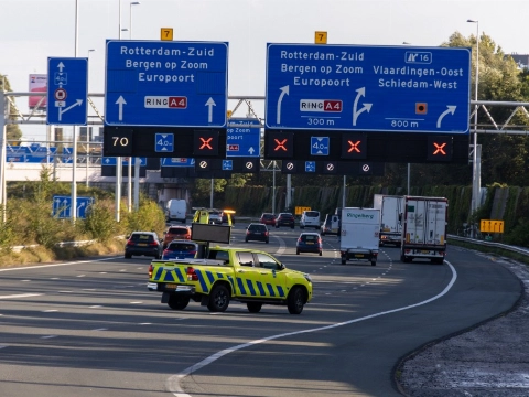Vier rijbanen dicht richting Beneluxtunnel na aanrijding op A4