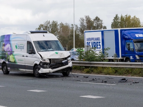 Bestelbus klapt op personenauto op A4