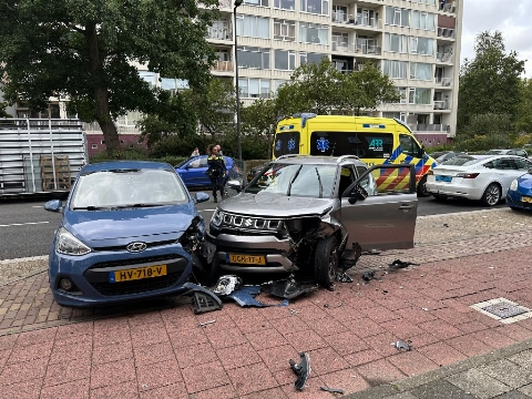 Automobilist ramt geparkeerde auto in Vlaardingen