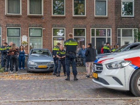 Auto rijdt tegen gevel van woning in Vlaardingen