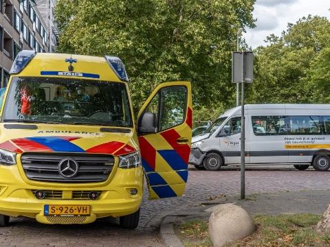 Busje zorgvervoer betrokken bij aanrijding in Vlaardingen