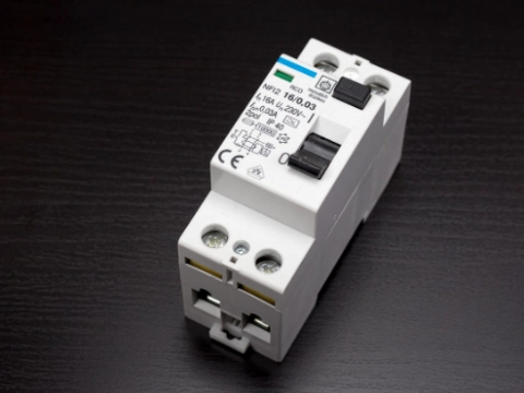 Aardlekschakelaar in de meterkast: verplichtingen en regels