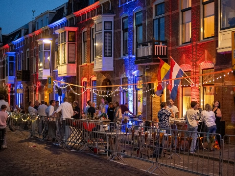Drukbezochte buurtbarbecue op de Binnensingel