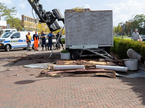 Bloemenkraam Van Hogendorplaan waait kapot
