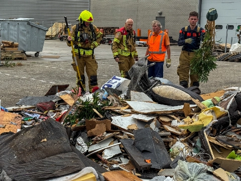 Brand in vuilniswagen: inhoud op straat gedumpt