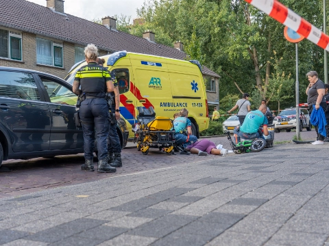 Jongen op elektrische crossmotor botst op auto