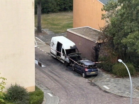 Auto en bestelbus in brand in Vlaardingen