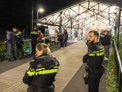 Politie fouilleert op twee stations