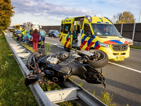 Motor eindigt op vangrail bij ongeval A20