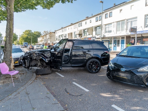Range Rover zwaar beschadigd na botsing met auto en boom