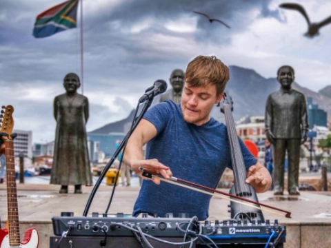 Multi-instrumentalist Reinhardt Buhr in de Kroepoekfabriek