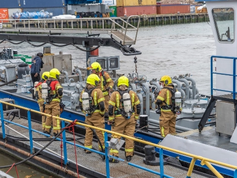 Groot alarm om rookontwikkeling op schip in Vlaardingen
