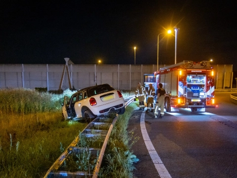 Auto over de kop op afrit A4, bestuurder vlucht!
