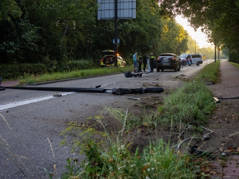 Automobiliste rijdt lantaarnpaal compleet uit de grond