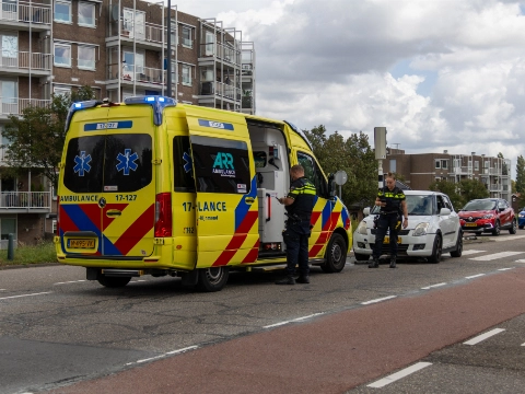 Automobiliste rijdt verkeerspaaltje uit de grond in Vlaardingen