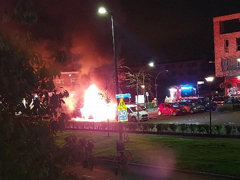 Twee auto's overgoten met vloeistof en in brand gestoken