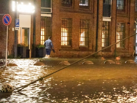 Hoogwater zorgt voor ondergelopen kades