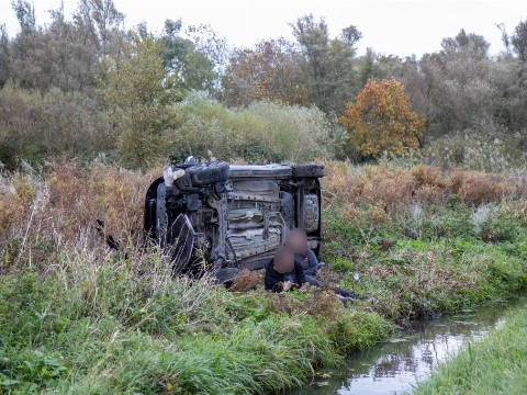 Auto belandt op zijn kant onderaan de Maassluissedijk