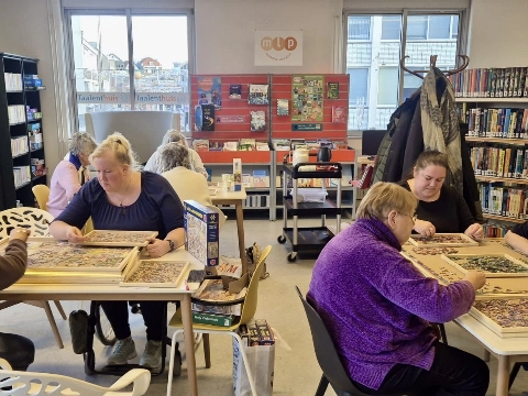 Puzzelcafé: gezellig puzzelen én puzzels ruilen in de Bibliotheek