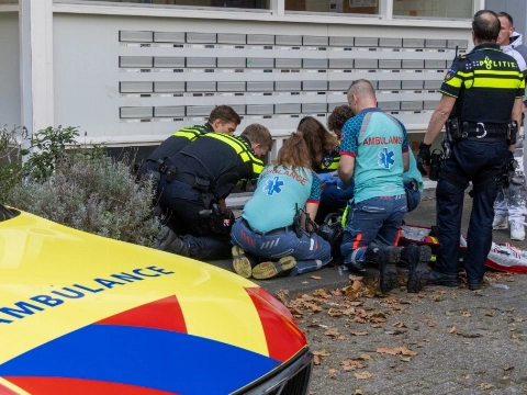 Gewonde scooterrijder door het lint tegen hulpverleners