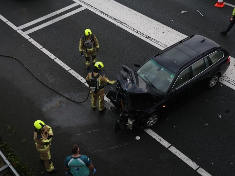 Brokstukken verspreid over A4 na aanrijding voor Ketheltunnel