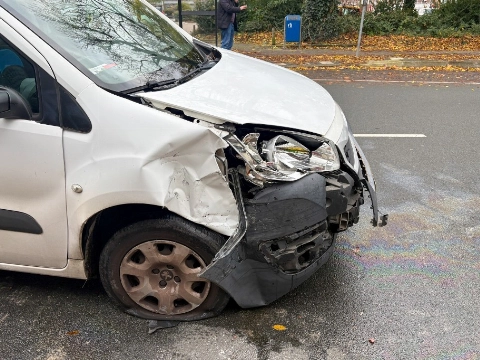 Bestelauto botst op geparkeerde aanhanger