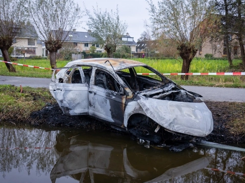Auto half in de sloot en volledig uitgebrand in Vlaardingen