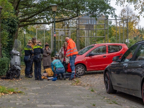 Man klem onder eigen auto in Vlaardingen