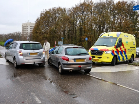 Bestelbus rijdt door na aanrijding