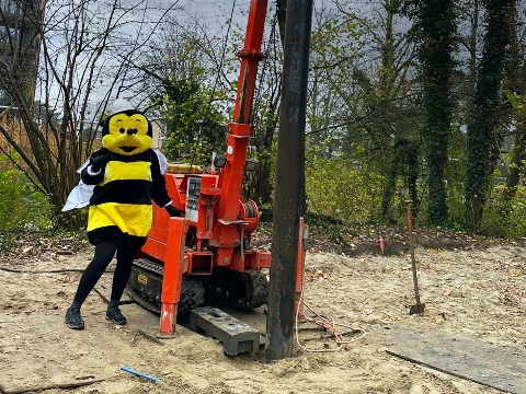 Eerste paal geslagen voor nieuw natuurcentrum in Heemtuin Westwijk