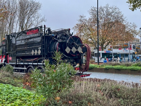 RET-bus trekt kilometerslang dieselspoor door Vlaardingen en Schiedam